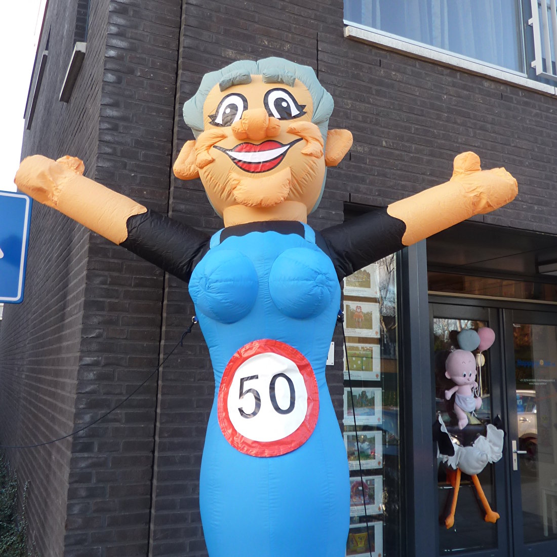 Opblaas Sarah huren ? Voor iedere vrouw die 50 jaar wordt een geschikte opblaas pop om te huren.