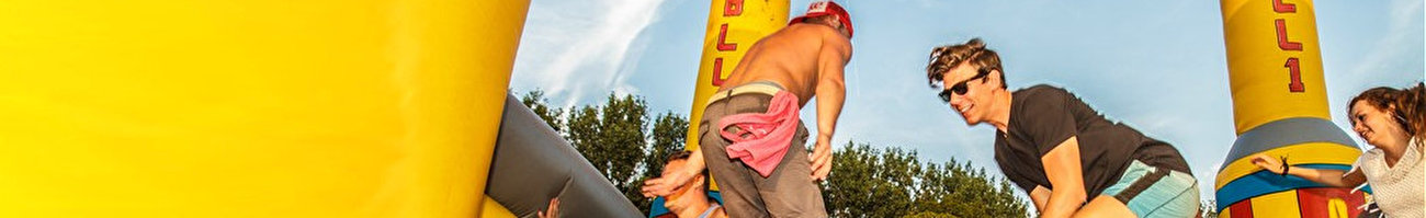 springkussen-met-volwassen springkussen-met-volwassen