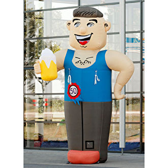 Abraham pop 50 huren. Een grote abraham pop met bierpul in de hand. De 50 jaar abraham pop is te huren bij Ras Attractieverhuur Bergen op Zoom.   
