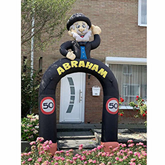 Abraham pop huren in Bergen op Zoom. De abraham opblaas boog is een leuke opblaas pop voor bij de voordeur en gemakkelijk op te zetten.