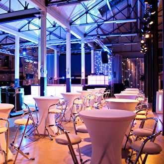 Barkrukken huren. Luxe barkruk wit geeft uw feest of evenement een luxe uitstraling. 
