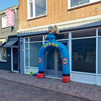 Sarah pop boog huren. Voor de grootste collectie opblaasbare feestpoppen van Bergen op Zoom en Roosendaal.  