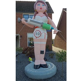 Sarah pop zuster huren. Deze originele sarah zuster is nu te huren bij Ras Verhuur Bergen op Zoom.  Een echte blikvanger voor de deur.