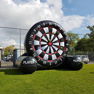 Voetbal dartbord huren.  Een leuk voetbalspel voor jong en oud om te huren voor iedere sportieve activiteit in de regio Bergen op Zoom.  